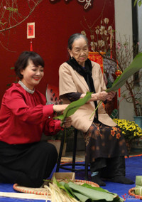 Nghệ sĩ Trà My và các nghệ sĩ Hà Nội thi gói bánh chưng đón Xuân Ất Tỵ 2025