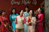 Nghệ sĩ Trà My và các nghệ sĩ Hà Nội thi gói bánh chưng đón Xuân Ất Tỵ 2025