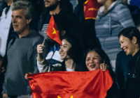 Quang Hải hành động đẹp với bạn gái trên khán đài