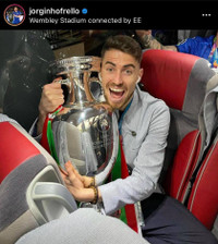 [ẢNH] Tuyển Italia phấn khích mang cúp vô địch về Rome