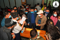 Đăng ký vào lớp 1, phụ huynh xếp hàng từ tờ mờ sáng