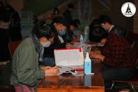 Đăng ký vào lớp 1, phụ huynh xếp hàng từ tờ mờ sáng