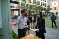 Đăng ký vào lớp 1, phụ huynh xếp hàng từ tờ mờ sáng