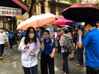 Những hình ảnh cảm động trong ngày đầu thi tốt nghiệp THPT 