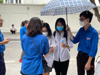 Những hình ảnh cảm động trong ngày đầu thi tốt nghiệp THPT 