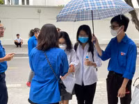 Những hình ảnh cảm động trong ngày đầu thi tốt nghiệp THPT 