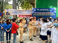 Những hình ảnh cảm động trong ngày đầu thi tốt nghiệp THPT 