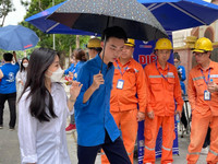 Những hình ảnh cảm động trong ngày đầu thi tốt nghiệp THPT 