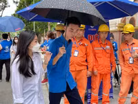 Những hình ảnh cảm động trong ngày đầu thi tốt nghiệp THPT 