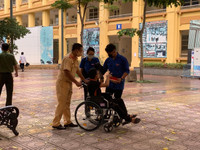 Những hình ảnh cảm động trong ngày đầu thi tốt nghiệp THPT 