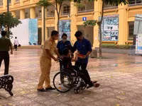 Những hình ảnh cảm động trong ngày đầu thi tốt nghiệp THPT 