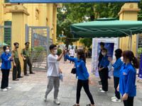 Những hình ảnh cảm động trong ngày đầu thi tốt nghiệp THPT 