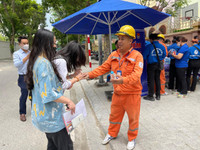 Những hình ảnh cảm động trong ngày đầu thi tốt nghiệp THPT 