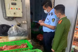 Phát hiện 2 cơ sở giết mổ lợn có dấu hiệu vi phạm về an toàn thực phẩm