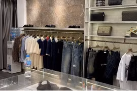 Kiểm tra cửa hàng thời trang có dấu hiệu giả mạo nhãn hiệu Burberry, Gucci tại Hà Nội