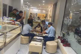 Đột xuất kiểm tra, phát hiện nhiều vòng tay, dây chuyền có dấu hiệu giả mạo nhãn hiệu nổi tiếng 