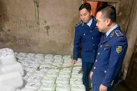 Tạm giữ gần 900 lít rượu hương cốm không rõ nguồn gốc