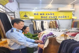 Kiểm tra 5 cơ sở kinh doanh hàng hóa nghi giả mạo nhãn hiệu bán qua Facebook