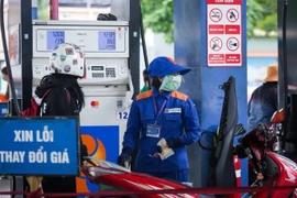 Giá xăng giảm ngày đầu năm Bính Ngọ