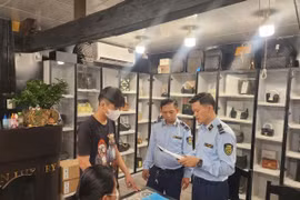Tạm giữ hàng trăm túi xách giả mạo nhãn hiệu 