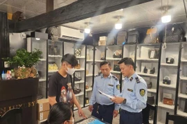 Tạm giữ hàng trăm túi xách giả mạo nhãn hiệu 