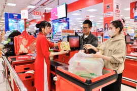 Siêu thị tính phí túi môi trường 500 đồng/chiếc, khuyến khích người tiêu dùng mang theo túi riêng 