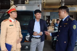 Phát hiện lượng lớn hàng hóa nghi nhập lậu tại Ga Hà Nội