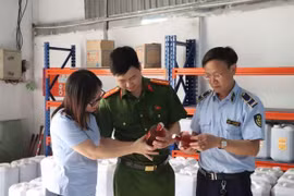 Kiểm tra điểm chứa gần 9.000 lít rượu men lá, táo mèo… có dấu hiệu vi phạm tại Hà Nội