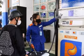 Chiều nay 23-4, giá xăng dầu tiếp tục giảm, RON95 về dưới 23.000 đồng/ lít