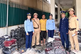 Xe tải lưu thông Nam- Bắc vận chuyển số lượng lớn quần áo không rõ nguồn gốc 