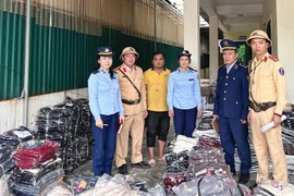 Xe tải lưu thông Nam- Bắc vận chuyển số lượng lớn quần áo không rõ nguồn gốc 