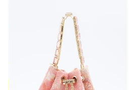 Túi xách thương hiệu lớn chứa hóa chất nguy hại