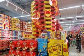 Hàng Tết ngập tràn siêu thị