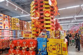 Hàng Tết ngập tràn siêu thị