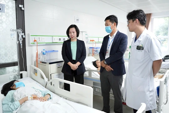 Chủ tịch Ủy ban MTTQ TP Hà Nội thăm, động viên nạn nhân vụ lật xe tại Lào Cai