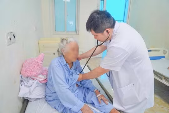 Thay van động mạch chủ qua da cứu sống cụ bà 91 tuổi suy tim, suy thận nặng