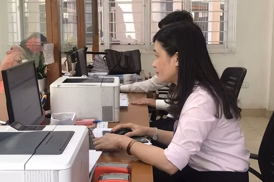 Bí thư chi bộ có được tiếp nhận vào công chức không?