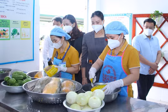 Hà Nội: Phát hiện vi phạm trong tổ chức bữa ăn bán trú trường học tại 6 xã