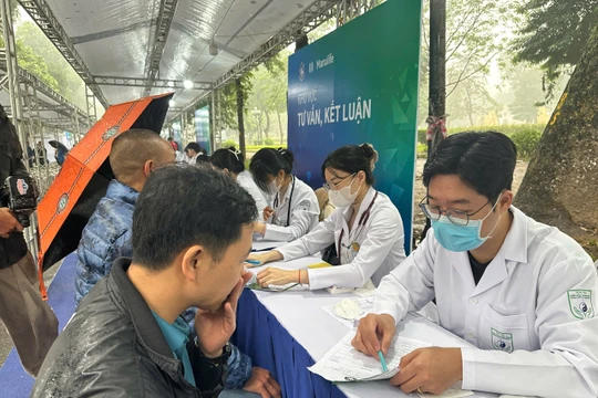 Hà Nội: Hàng nghìn người dân đợi khám sàng lọc ung thư dạ dày