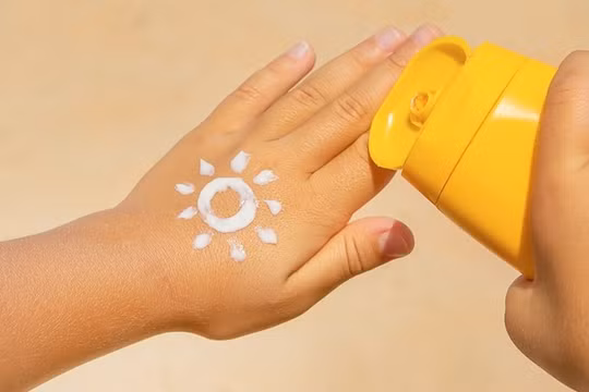 Thu hồi hàng loạt mỹ phẩm nhập khẩu, có Anessa và Hadalabo