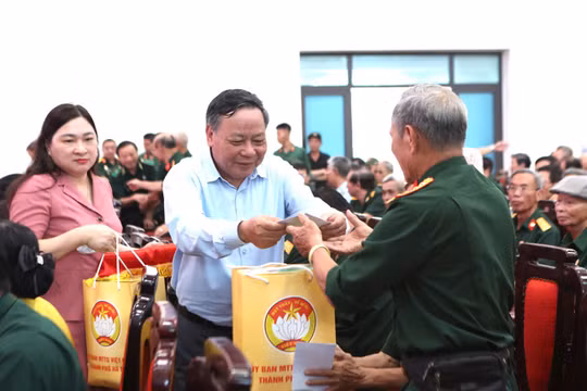 Mặt trận thành phố Hà Nội tri ân các cựu chiến binh tiêu biểu
