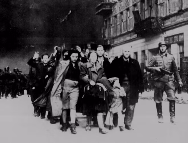 Kéo dài gần 6 năm, cuộc chiến đã khiến 70 triệu người thiệt mạng, có sức tàn phá khủng khiếp nhất trong lịch sử nhân loại. Đến khi kết thúc, nó lại mở ra một cuộc chia rẽ mới dẫn đến Chiến tranh lạnh mà hậu quả còn tiếp diễn cho đến hôm nay. Kéo dài gần 6 năm, cuộc chiến đã khiến 70 triệu người thiệt mạng, có sức tàn phá khủng khiếp nhất trong lịch sử nhân loại. Đến khi kết thúc, nó lại mở ra một cuộc chia rẽ mới dẫn đến Chiến tranh lạnh mà hậu quả còn tiếp diễn cho đến hôm nay.