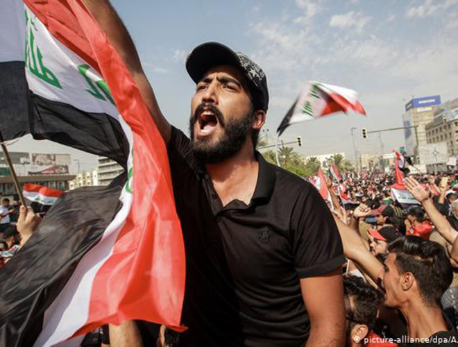 Hôm qua 1-11, hàng chục nghìn người đã đổ ra đường phố Baghdad, tạo nên con số kỷ lục kể từ khi phong trào nổ ra cách đây khoảng 1 tháng. Người biểu tình đòi Chính phủ phải từ chức và Quốc hội phải giải tán.