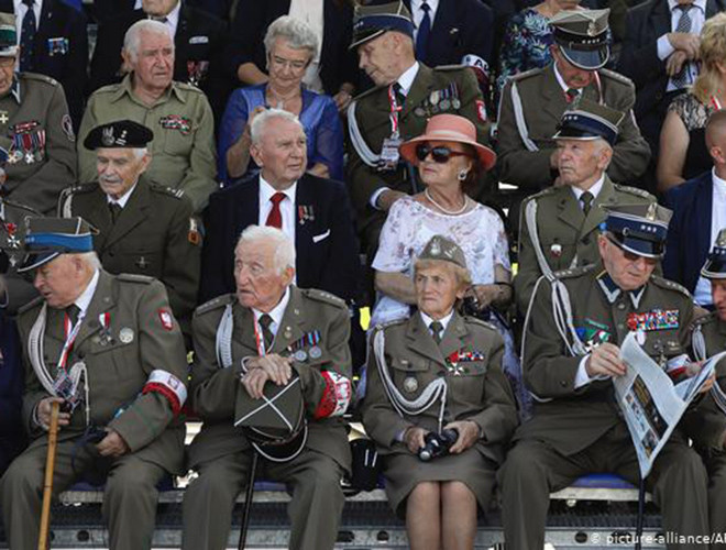 Các cựu chiến binh Ba Lan trong Thế chiến II được sắp xếp ở vị trí trang trọng trên khán đài