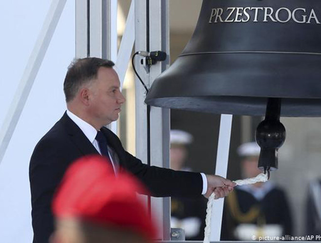 Sau các bài phát biểu, tiếng chuông Ký ức và Cảnh báo vang lên để tưởng nhớ các nạn nhân chiến tranh và như một lời cảnh báo chống lại xung đột đang hiện hữu.