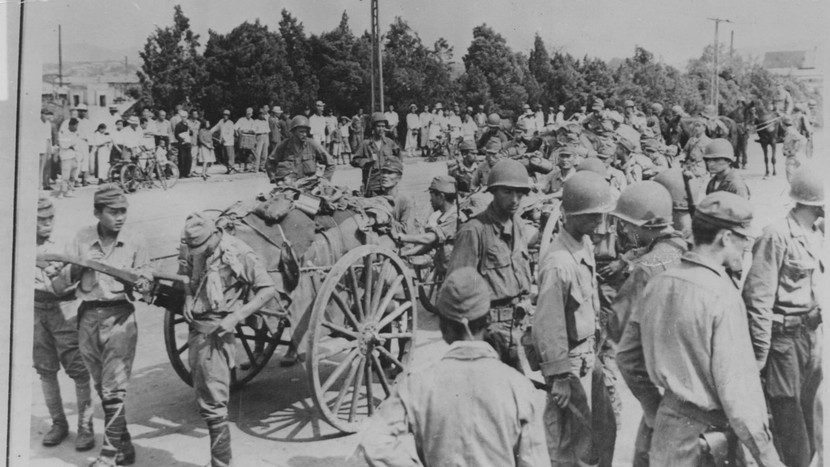 Năm 1945, quân Nhật đầu hàng khi lính Mỹ tới Triều Tiên. Thời điểm cuối Thế chiến II, bán đảo Triều Tiên bắt đầu chia rẽ, một bên là Liên Xô chiếm đóng miền Bắc, bên kia là quân Mỹ kiểm soát miền Nam. Năm 1945, quân Nhật đầu hàng khi lính Mỹ tới Triều Tiên. Thời điểm cuối Thế chiến II, bán đảo Triều Tiên bắt đầu chia rẽ, một bên là Liên Xô chiếm đóng miền Bắc, bên kia là quân Mỹ kiểm soát miền Nam.