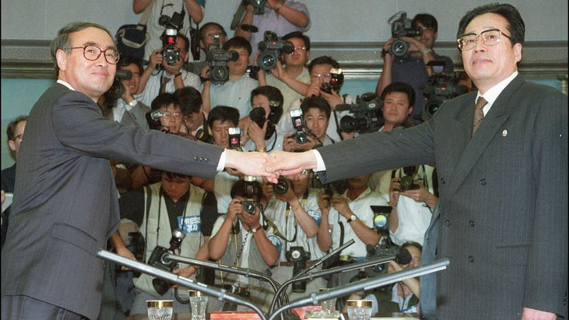 Năm 1994, Mỹ và Triều Tiên ký Thỏa thuận khung về bình thường hóa quan hệ song phương. Đúng năm đó, ông Kim Il Sung qua đời vì đau tim ở tuổi 82. Trong ảnh: Phó thủ tướng Hàn Quốc Lee Hong-Koo bắt tay ông Kim Yong-Sun, Chủ tịch Ủy ban thống nhất Triều Tiên năm 1994. Năm 1994, Mỹ và Triều Tiên ký Thỏa thuận khung về bình thường hóa quan hệ song phương. Đúng năm đó, ông Kim Il Sung qua đời vì đau tim ở tuổi 82. Trong ảnh: Phó thủ tướng Hàn Quốc Lee Hong-Koo bắt tay ông Kim Yong-Sun, Chủ tịch Ủy ban thống nhất Triều Tiên năm 1994.