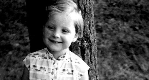 Bà Angela Merkel tên khai sinh là Angela Kasner, còn Merkel là họ người chồng đầu tiên của bà. Gia đình bên nội của bà có dòng máu Ba Lan. Trong ảnh: Angela Kasner hồi 3 tuổi, năm 1957. Bà Angela Merkel tên khai sinh là Angela Kasner, còn Merkel là họ người chồng đầu tiên của bà. Gia đình bên nội của bà có dòng máu Ba Lan. Trong ảnh: Angela Kasner hồi 3 tuổi, năm 1957.