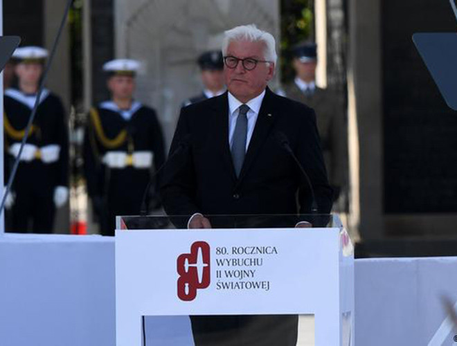 “Cuộc chiến này là một tội ác của Đức”, Tổng thống Đức Frank-Walter Steinmeier đã phát biểu như vậy và nhấn mạnh: “Tôi cúi đầu trước các nạn nhân Ba Lan dưới chế độ chuyên chế của Đức, tôi cầu xin sự tha thứ của mọi người”.