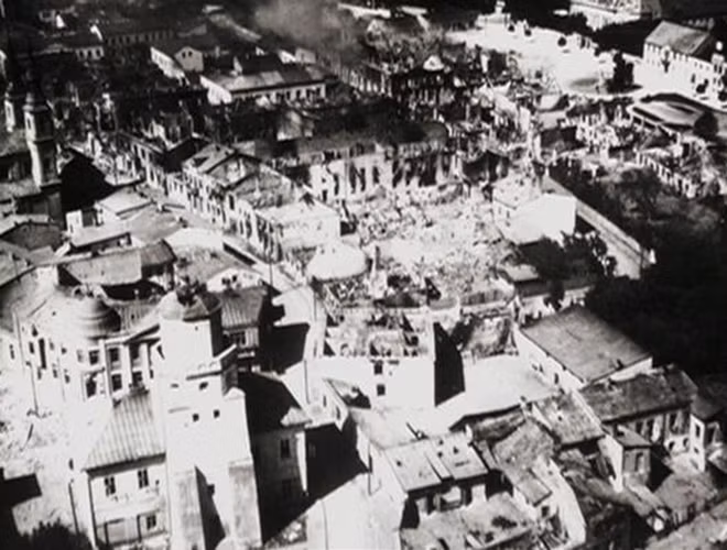 Cảnh hoang tàn của thị trấn Wielun sau cuộc xâm lược của quân Đức Cảnh hoang tàn của thị trấn Wielun sau cuộc xâm lược của quân Đức